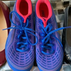 Women sz 8 like new sneakers